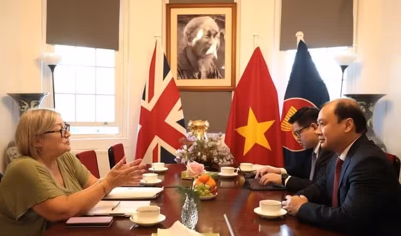 Le Hai Binh, Member of the Communist Party of Viet Nam Central Committee and Permanent Deputy Director of the Ho Chi Minh National Academy of Politics (HCMA) meets with Chair of the Communist Party of Britain Lorraine Douglas. (Photo: VNA)