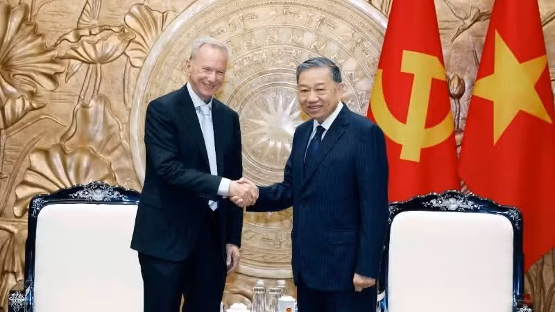 Party General Secretary and State President To Lam (R) receives Eric Schmidt, former Chairman of Google, who is leading a delegation of artificial intelligence experts on a working visit to Viet Nam. (Photo: VNA)