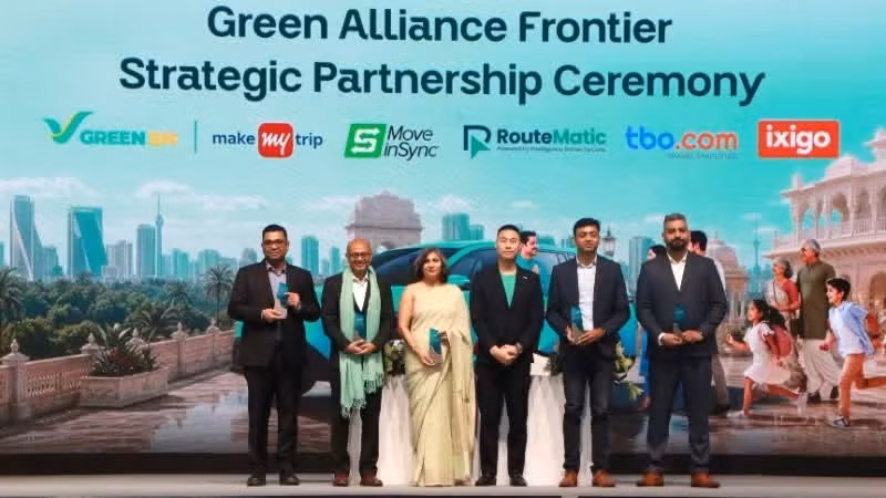 Representatives of Green SM and five partner organisations sign a Memorandum of Understanding (MoU) at the launch ceremony. (Photo: VNA)