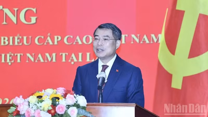 Prime Minister Le Minh Hung speaks at the meeting in Vientiane on October 9, 2026. (Photo: NDO)