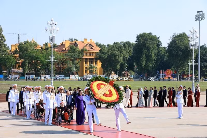 Delegates to the 11th National Patriotic Emulation Congress visit President Ho Chi Minh’s Mausoleum in Ha Noi on December 26. (Photo: VNA)
