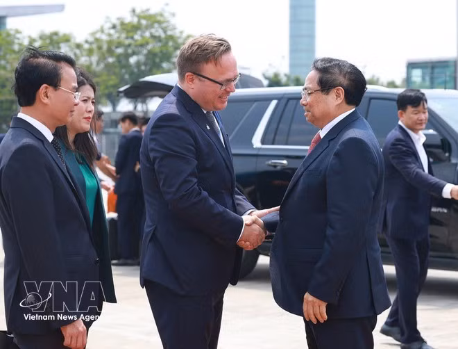 The farewell ceremony for Prime Minister Pham Minh Chinh and the high-level Vietnamese delegation at Noi Bai International Airport. Photo VNA