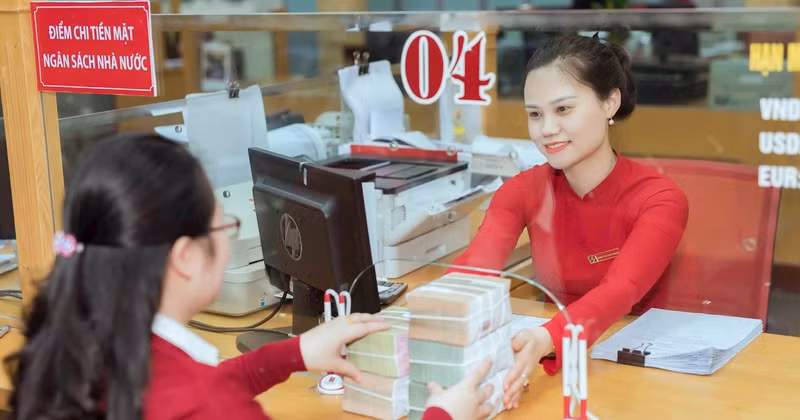 Customers conduct transactions at Agribank’s Thanh Hoa branch. (Photo: HIEN HUONG)