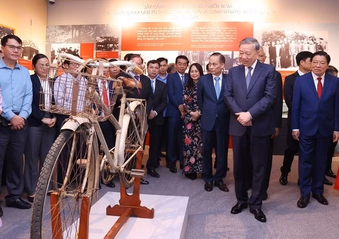 Party General Secretary To Lam and other delegates visit the exhibition (Photo: VNA)