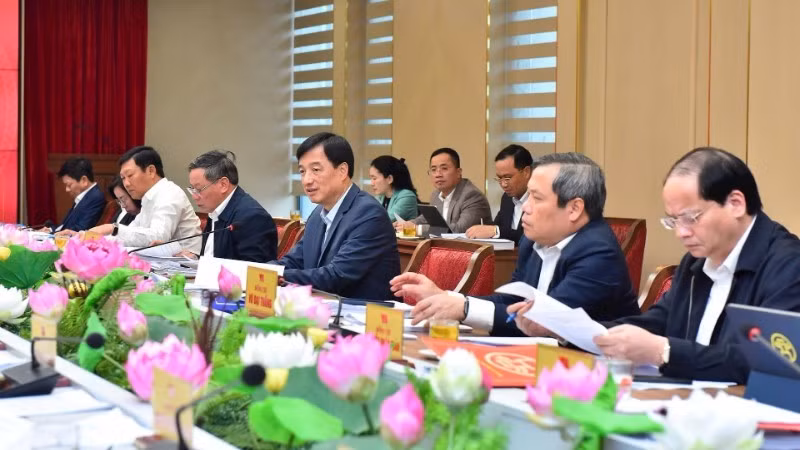 Ha Noi Party Secretary Nguyen Duy Ngoc and members of the Standing Board of the municipal Party Committee chaired the meeting. (Photo: VIET THANH)