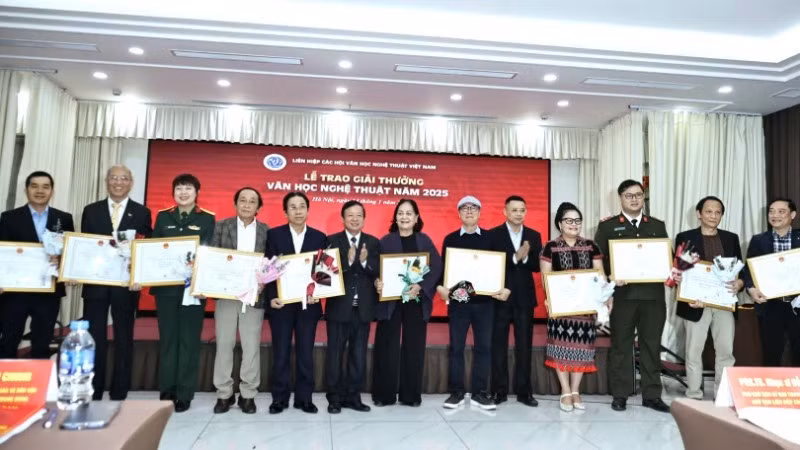Authors with outstanding works from the 10 central specialised literary and artistic associations were honoured.