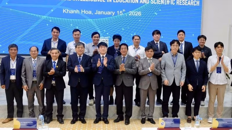 Delegates pose for a commemorative photo at the conference.