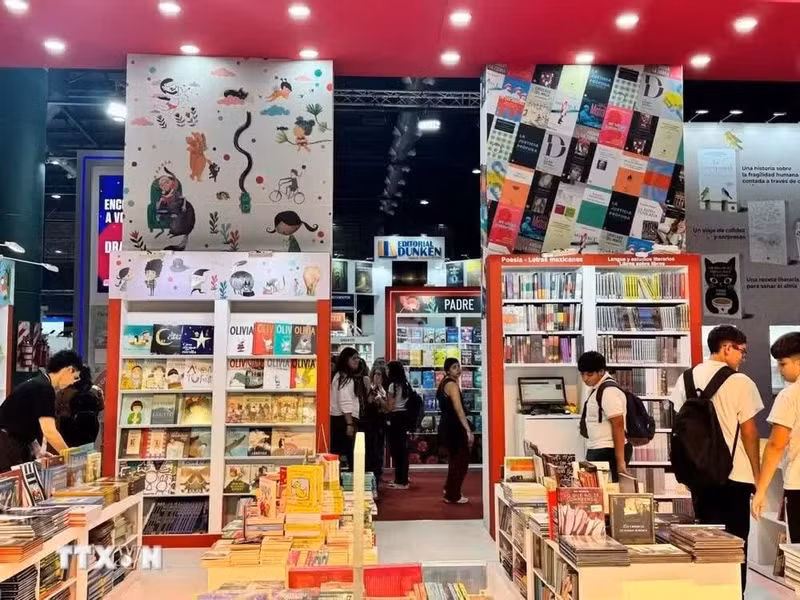The fair spans a wide range of genres, from children’s books to political and scientific publications. (Photo: Dieu Huong/VNA)