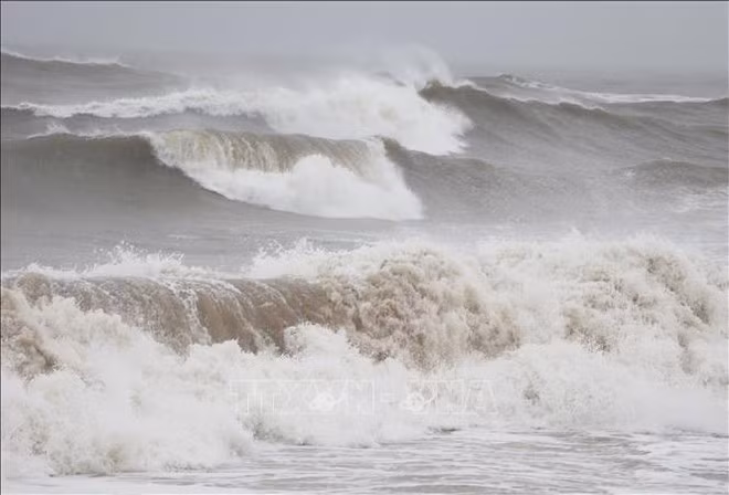 All vessels in the affected waters face very high risks from squalls, strong winds, and high seas. (Illustrative photo: VNA)