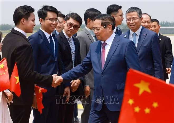 Prime Minister Pham Minh Chinh and the Vietnamese delegation arrive at the Tianjin Binhai International Airport at 11:30 am (local time) on June 24. (Photo: VNA)