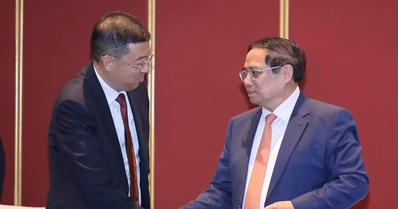 Prime Minister Pham Minh Chinh (right) meets Chairman of the Bank of China (BOC) Ge Haijiao on June 24, 2025. (Photo: VNA)