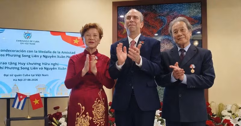 Cuban Ambassador to Viet Nam Rogelio Polanco Fuentes (M), Phuong Song Lien, and Nguyen Xuan Phong.