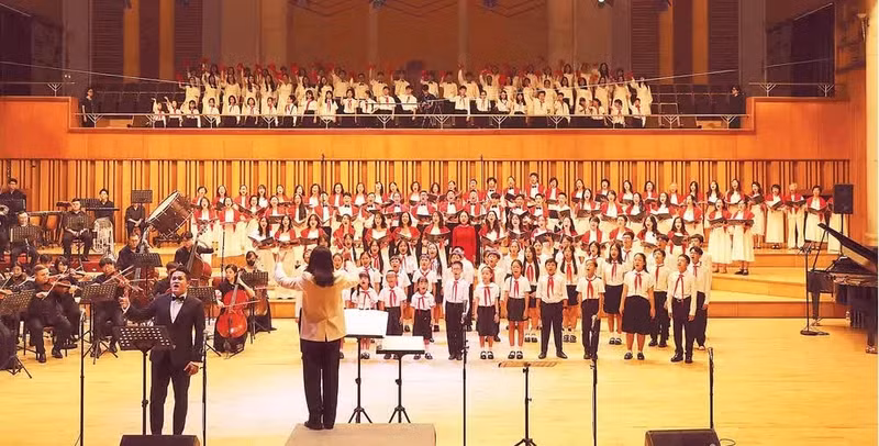 Gio Xanh Choir performs in concerts featuring members from multiple generations.