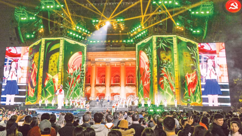The “Light Concert - Welcoming the New Year 2026” programme is jointly organised by Nhan Dan Newspaper and the Ha Noi People's Committee at August Revolution Square. (Photo: THE DAI)