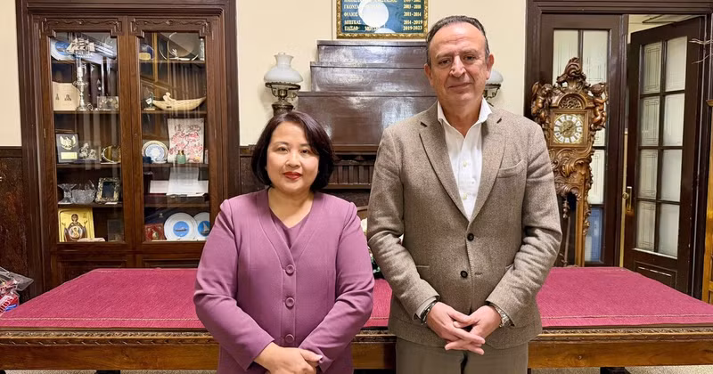 Vietnamese Ambassador to Greece Pham Thi Thu Huong and Ioannina Mayor Thomas Begas. (Photo: Embassy of Viet Nam in Greece)