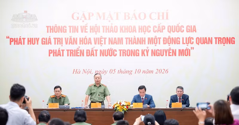 Lieutenant General Phan Xuan Tuy, Director of the Political Academy of the People's Public Security under the Ministry of Public Security, provides information about the conference. (Photo: quochoi.vn)