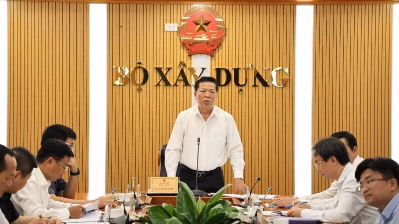 Minister of Construction Tran Hong Minh emphasised that training railway personnel is a strategic mission crucial to the implementation of major national projects and the long-term objective of technological self-reliance. (Photo: Ministry of Construction Portal)
