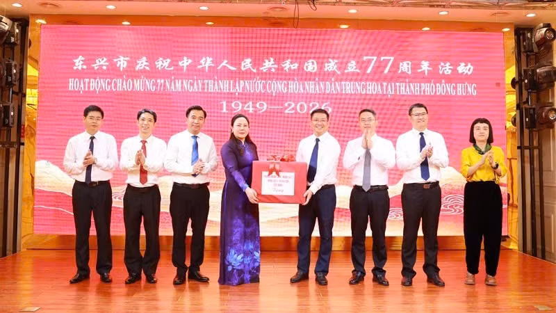 Nguyen Thi Hien, Secretary of the Party Committee of Mong Cai 1 Ward, extends congratulations to the authorities of Dongxing City on the 77th anniversary of China’s National Day. (Photo: QUANG THO)