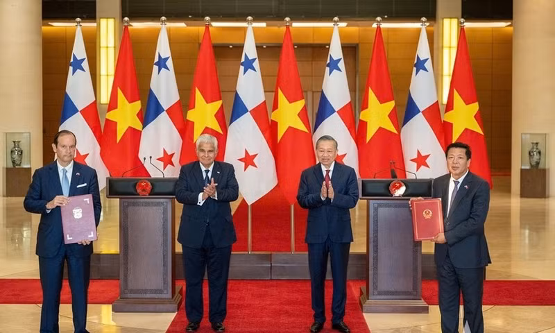 General Secretary of the Communist Party of Viet Nam Central Committee and President To Lam (second, right) and Panama President José Raúl Mulino (second, left) witness the exchange of an agreement on maritime transport cooperation between the Governments of Viet Nam and Panama (Photo: qdnd.vn)