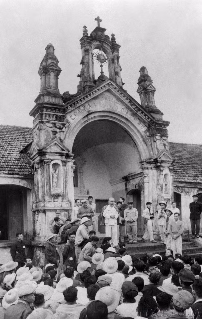 President Ho Chi Minh meets with Catholic followers in Thach Bich village, Bich Hoa commune, Thanh Oai district, Ha Dong province ( Ha Noi today) on December 5, 1959. (Photo: VNA)