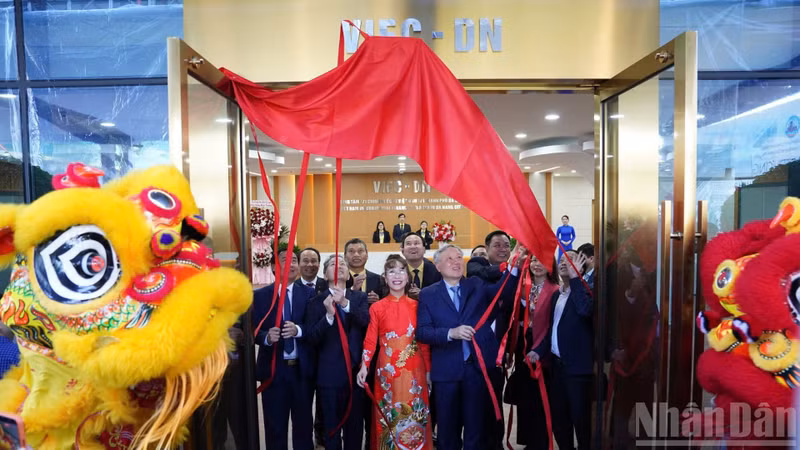 Permanent Deputy Prime Minister Nguyen Hoa Binh and delegates perform the ceremony to inaugurate the VIFC-DN Electronic Information Portal on January 9, 2026.