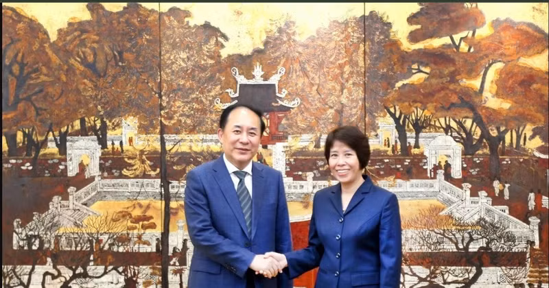 Vietnamese Deputy Minister of Finance Nguyen Thi Bich Ngoc meets with Fan Bi, Deputy Director of the State Council Research Office of China. (Photo: Vietnam Financial Times)