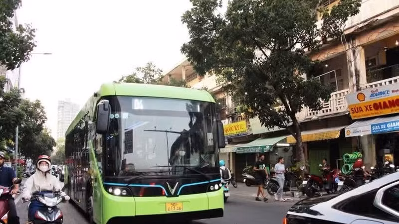 After three months of free fares on 134 bus routes, buses in Ho Chi Minh City have carried over 25.5 million passengers. (Photo: VNA)