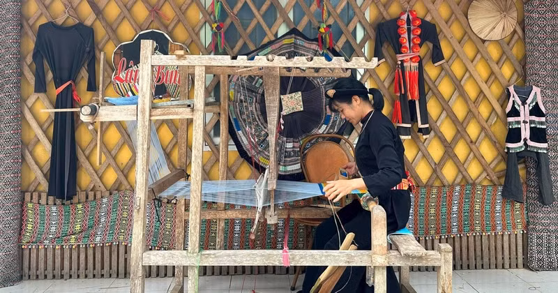 Nguyen Thi Thuy, who is hearing-impaired, was fortunate to be welcomed by the cooperative and taught a trade, helping her gain confidence and affirm her self-worth. (Photo: BAO ANH)