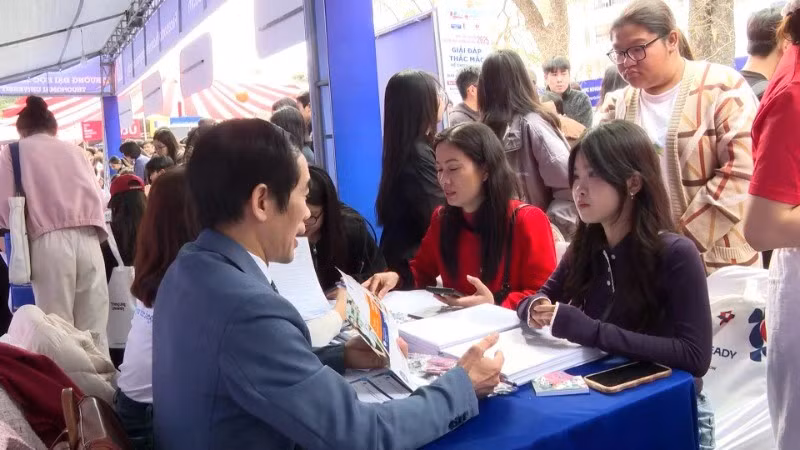 Students seek career advice at the University of Commerce.