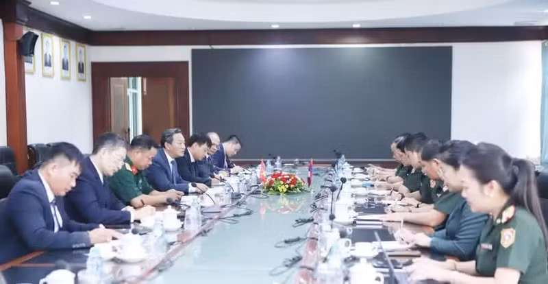 At the working session (Photo: VNA)