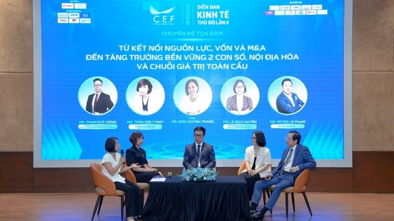 Speakers engaged in discussions at the second Capital Economic Forum. (Photo: NGUYEN TRANG)