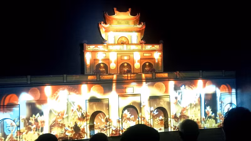 Doan Mon Gate becomes a portal transporting audiences back in time through the production “Capital of Thang Long”.