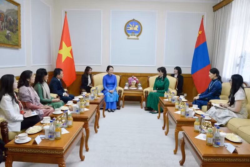 As part of National Assembly President Tran Thanh Man’s official visit to Mongolia, his spouse, Nguyen Thi Thanh Nga, met with Gantsetseg Tsendsuren, spouse of the Chairman of the State Great Hural of Mongolia, on the morning of September 10, in Ulaanbaatar.