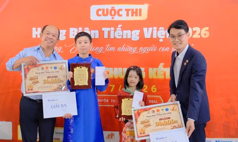 The third-prize winners receive their awards from the organisers.