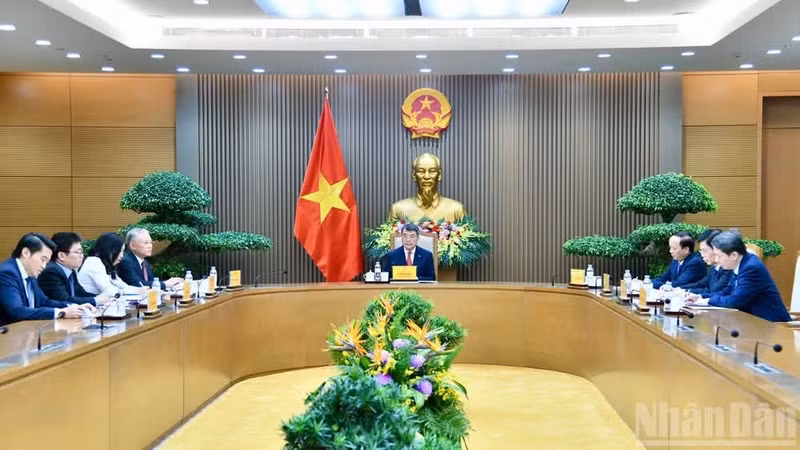 Prime Minister Le Minh Hung on August 28 holds phone talks with German Chancellor Friedrich Merz. (Photo: NDO)