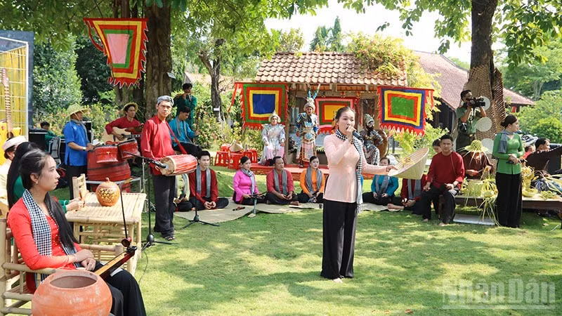 A Kinh ethnic performance at the Vinh Long Provincial Ethnic Cultural Festival.