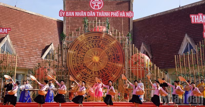 Organised by Ha Noi at the Viet Nam National Village for Ethnic Culture and Tourism, the launch ceremony marking Viet Nam Cultural Day features a wide range of distinctive activities.