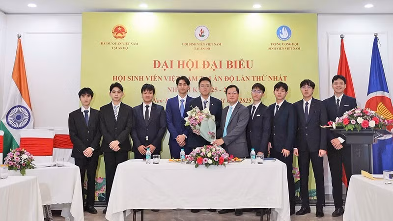 Ambassador Nguyen Thanh Hai (fifth from right) presents flowers to congratulate the first Executive Committee of the Vietnamese Students’ Association in India for the 2025–2027 tenure.