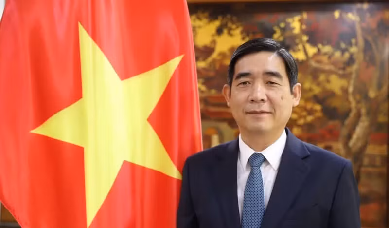 Vietnamese Ambassador to Thailand Pham Viet Hung talks to Viet Nam News Agency correspondents in Bangkok (Photo: VNA)
