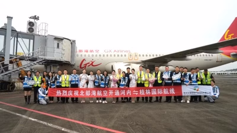 A ceremony marks the inaugural flight of the Guilin–Ha Noi international route. (Photo: Guilin Municipal Bureau of Culture, Radio, Television and Tourism)