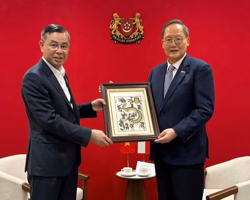 Minister Ngo Van Tuan presents a commemorative gift to Minister Tan See Leng.