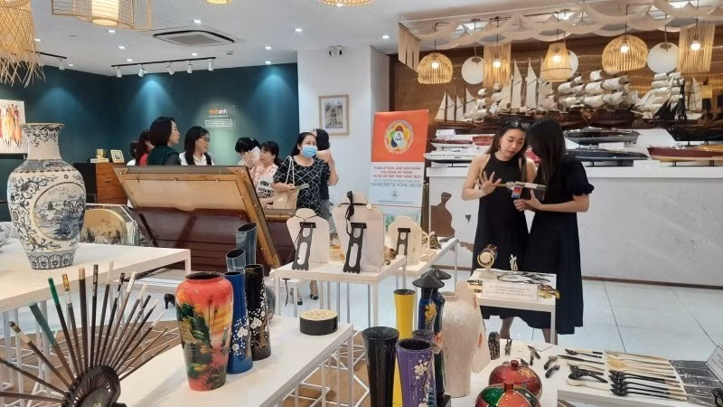 Visitors view products displayed by businesses at the Ho Chi Minh City Investment and Trade Promotion Centre. (Photo: Contributor)