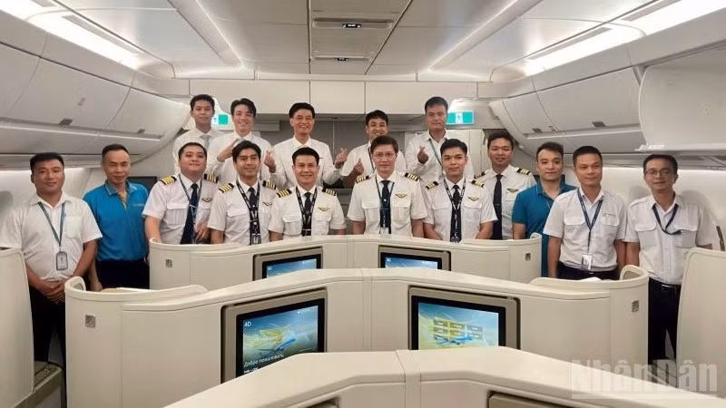 The flight crew of special flight VN68.