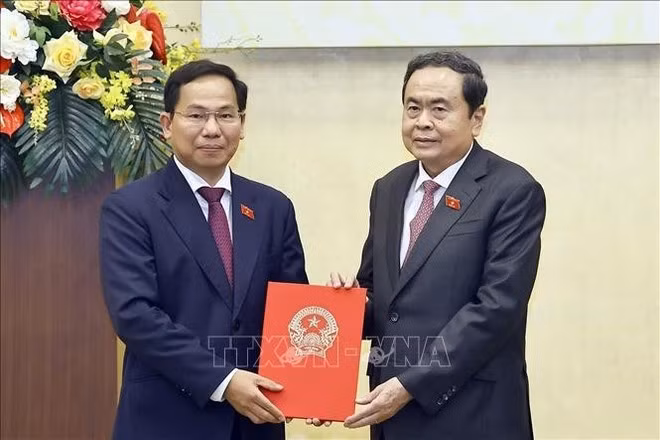 NA Chairman Tran Thanh Man presents Le Quang Manh with the resolution appointing Manh as Standing Vice Chairman of the NA Office. (Photo: VNA)