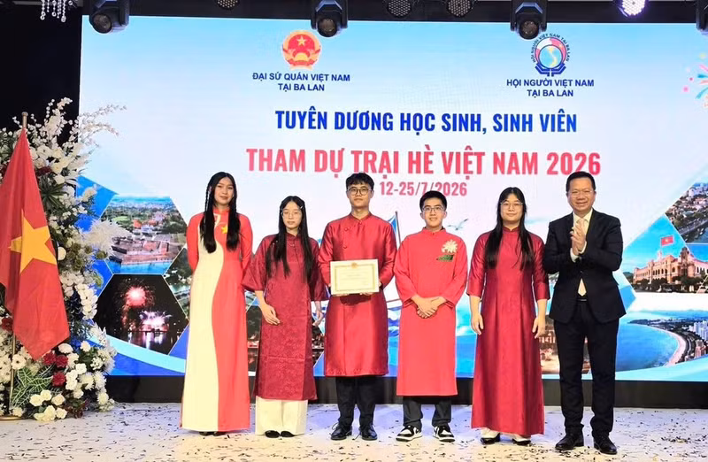 Ambassador Ha Hoang Hai awards certificates of merit to five pupils and students who attended the Viet Nam Summer Camp 2026. (Photo: Embassy of Viet Nam in Poland)