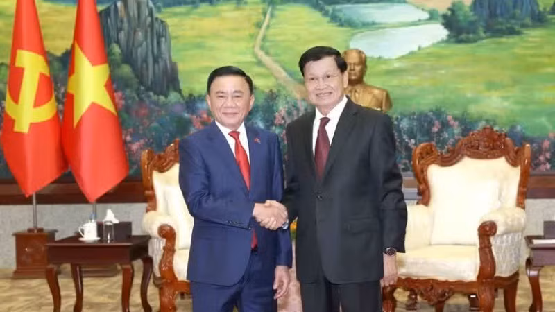 Permanent Member of the Secretariat Tran Cam Tu met with Lao Party General Secretary and President Thongloun Sisoulith. (Photo: VNA)