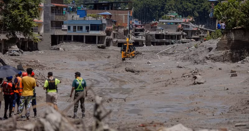 Rescue teams search for victims after floods and landslides in Nuwakot, Nepal, on August 27, 2026 (Photo: Xinhua/VNA)