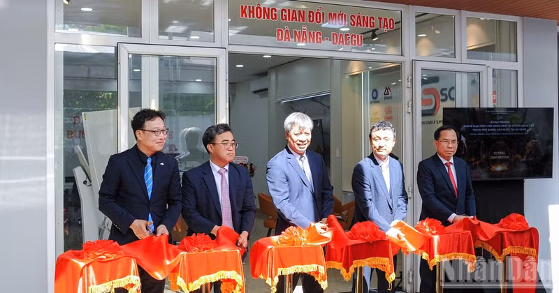 Delegates cut the ribbon to inaugurate the Da Nang–Daegu Business Lounge. (Photo: Cong Vinh)