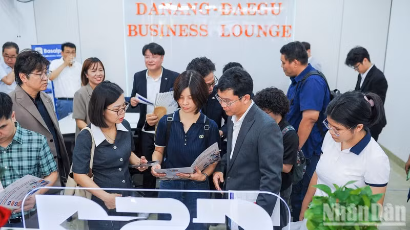 Businesses from the two countries experience the Da Nang–Daegu Business Lounge. (Photo: Cong Vinh)