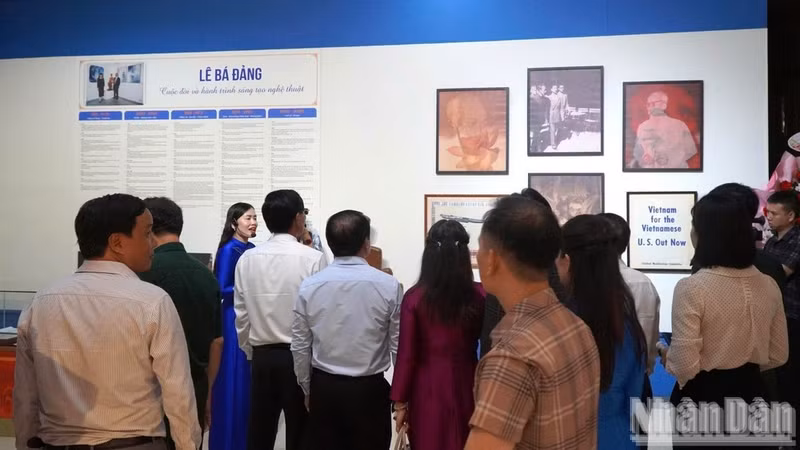 Delegates view Le Ba Dang’s paintings at the exhibition. (Photo: Hoang Phuc)
